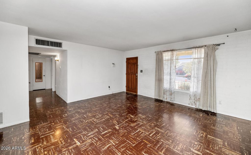 Image 2 of property listing at 4848 W HIGHLAND Avenue, Phoenix, AZ 85031