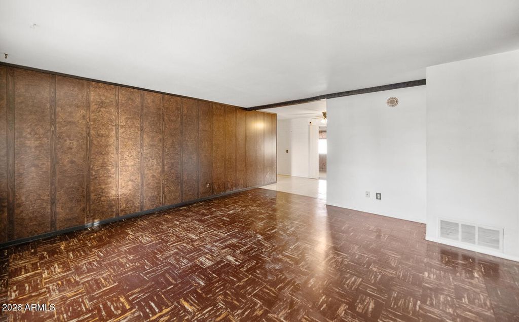 Image 4 of property listing at 4848 W HIGHLAND Avenue, Phoenix, AZ 85031