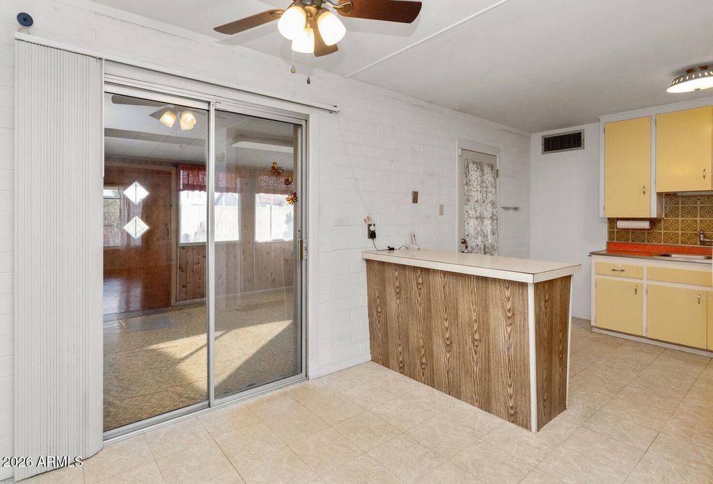 Image 5 of property listing at 4848 W HIGHLAND Avenue, Phoenix, AZ 85031