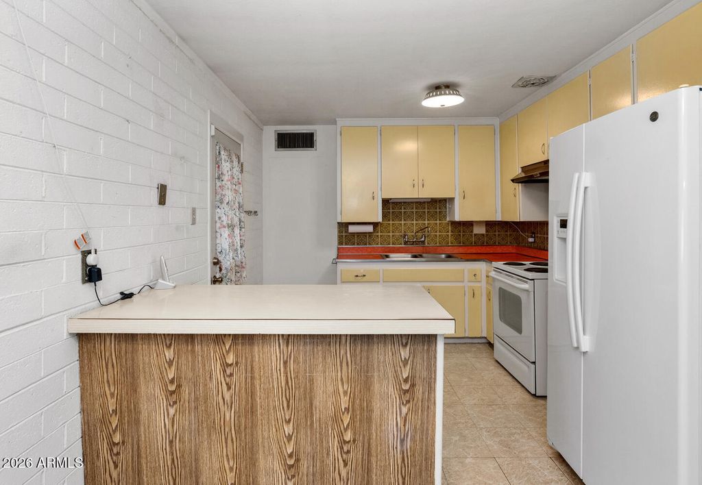 Image 6 of property listing at 4848 W HIGHLAND Avenue, Phoenix, AZ 85031