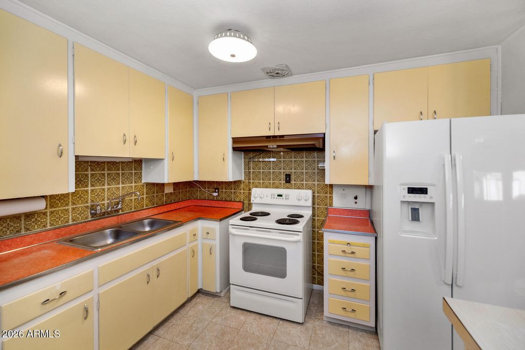 Image 7 of property listing at 4848 W HIGHLAND Avenue, Phoenix, AZ 85031