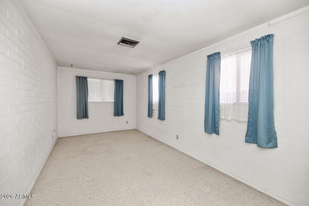 Image 9 of property listing at 4848 W HIGHLAND Avenue, Phoenix, AZ 85031