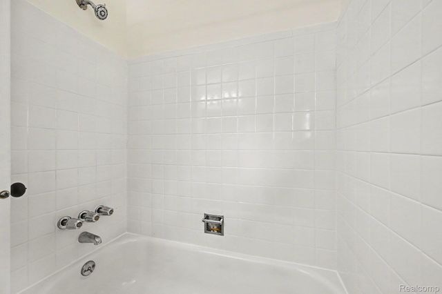 20215 Westhampton Avenue, Southfield, MI 48075