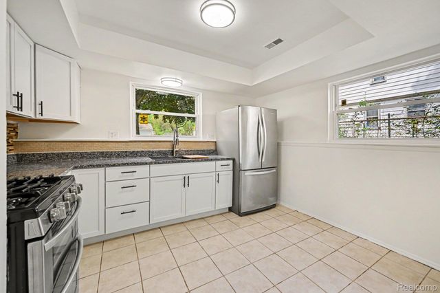 20215 Westhampton Avenue, Southfield, MI 48075