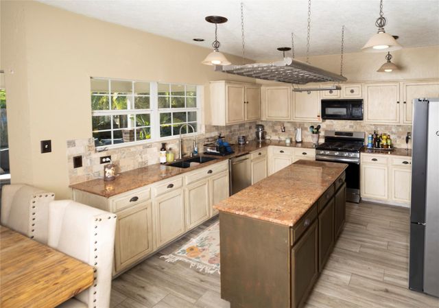 1015 Highland Woods Drive, Highlands, TX 77562