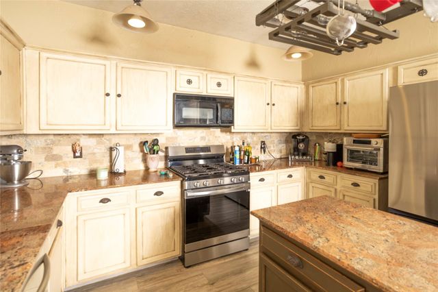 1015 Highland Woods Drive, Highlands, TX 77562