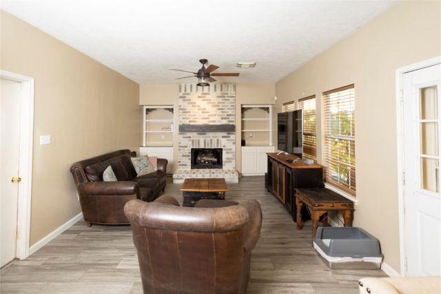 1015 Highland Woods Drive, Highlands, TX 77562