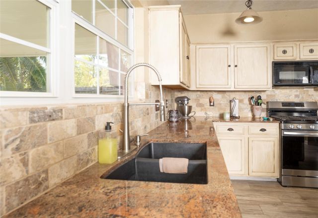 1015 Highland Woods Drive, Highlands, TX 77562