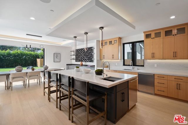 2631 Castle Heights Place, Los Angeles, CA 90034