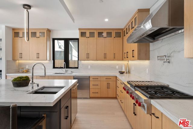 2631 Castle Heights Place, Los Angeles, CA 90034