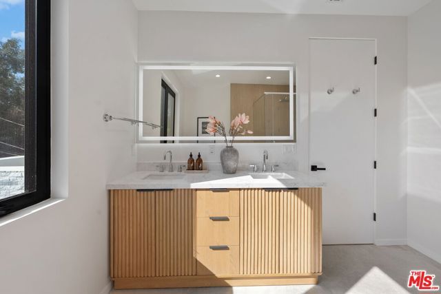 2631 Castle Heights Place, Los Angeles, CA 90034