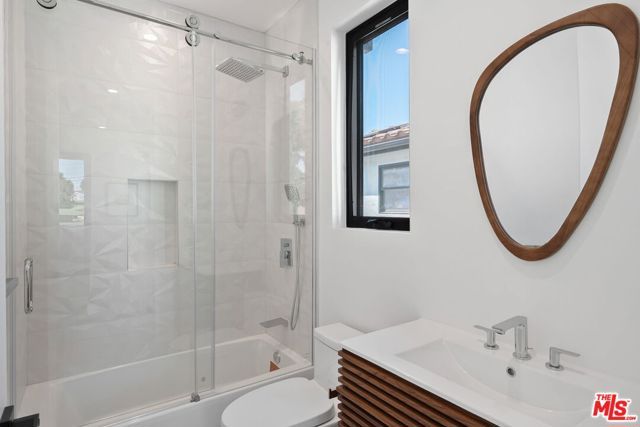 2631 Castle Heights Place, Los Angeles, CA 90034