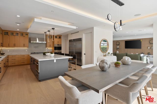 2631 Castle Heights Place, Los Angeles, CA 90034