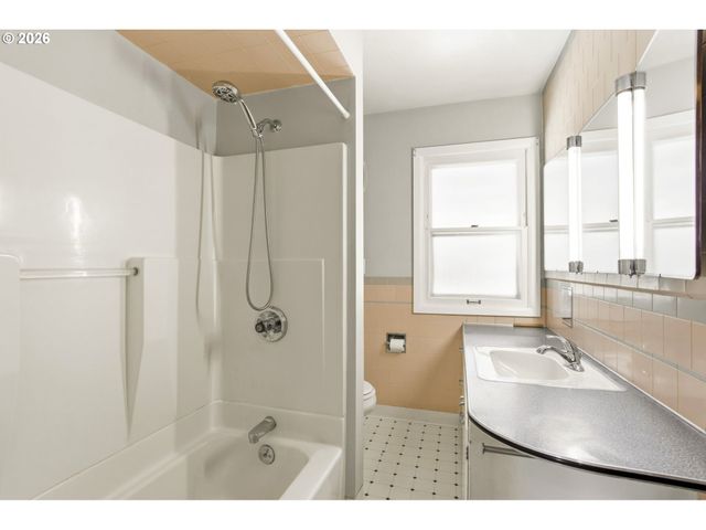 7051 N DWIGHT Ave, Portland, OR 97203