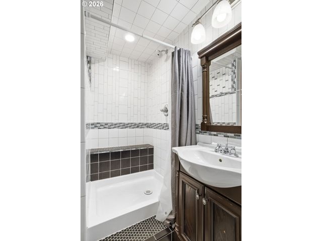7051 N DWIGHT Ave, Portland, OR 97203