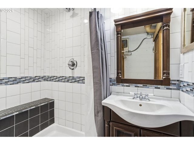 7051 N DWIGHT Ave, Portland, OR 97203