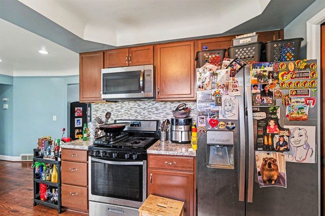 8271 Stanley Drive, Warren, MI 48093