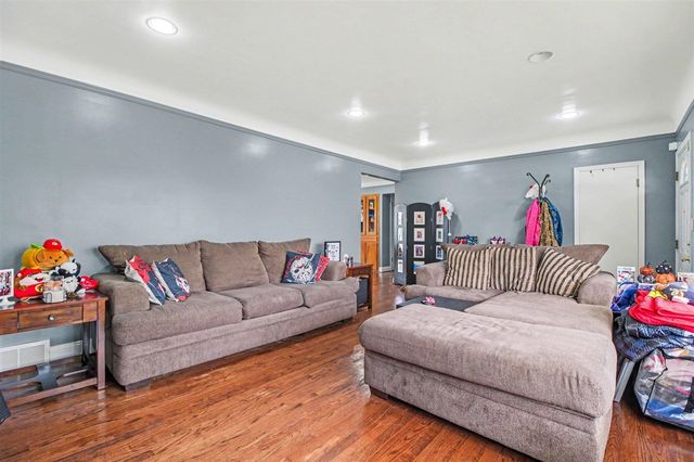 8271 Stanley Drive, Warren, MI 48093