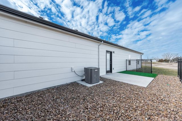 498 E Harper St, Valley Center, KS 67147