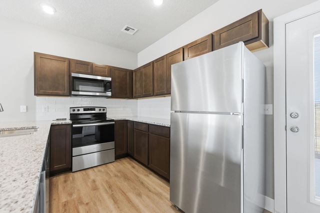 498 E Harper St, Valley Center, KS 67147