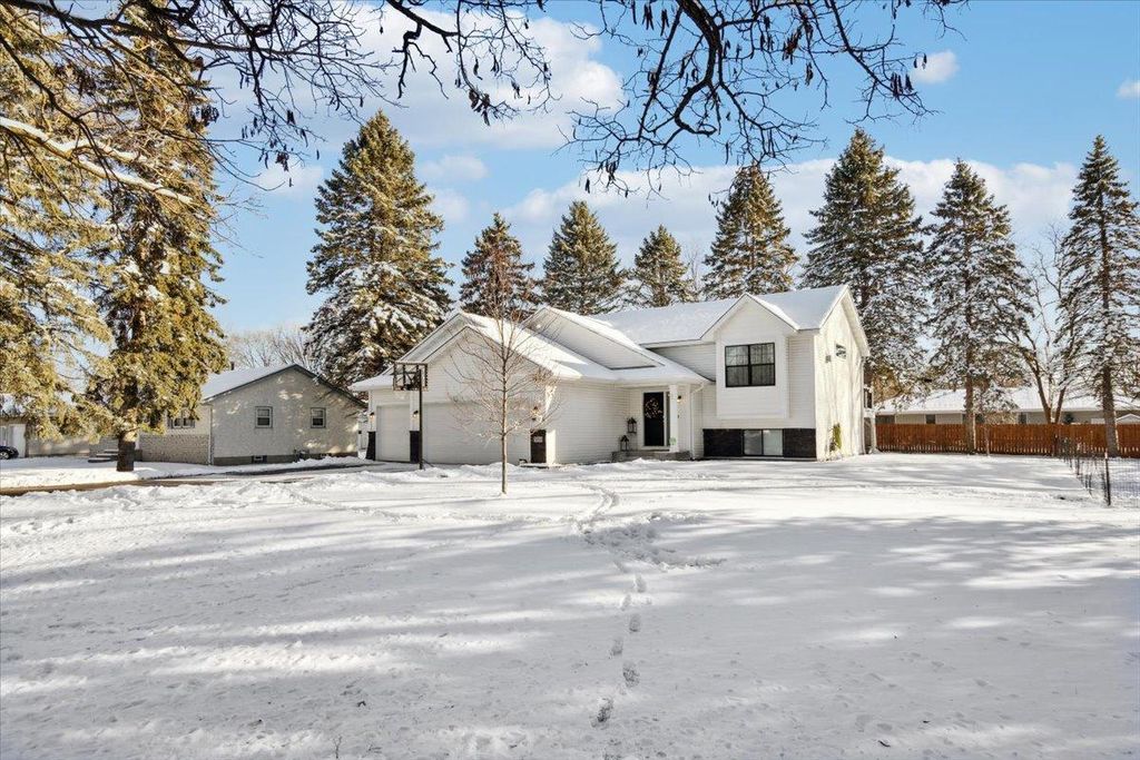 561 8th Street NW, Elk River, MN 55330