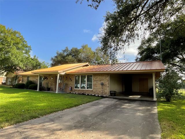 104 Mraz Street, Yoakum, TX 77995