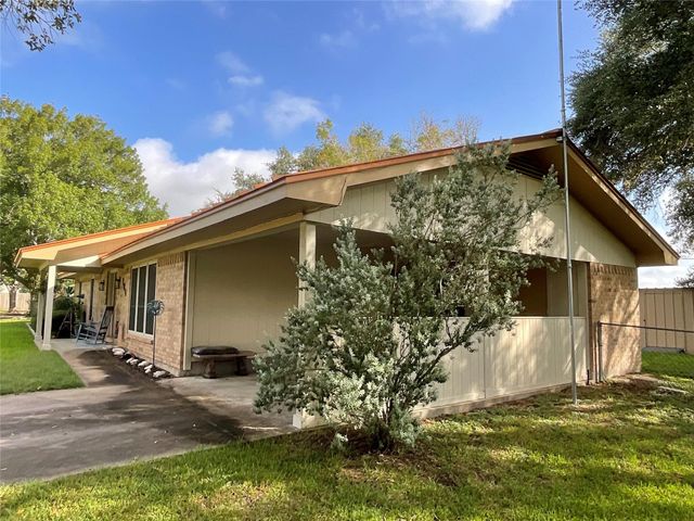 104 Mraz Street, Yoakum, TX 77995