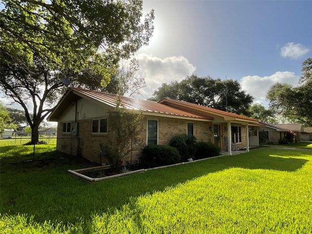 104 Mraz Street, Yoakum, TX 77995