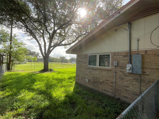 104 Mraz Street, Yoakum, TX 77995