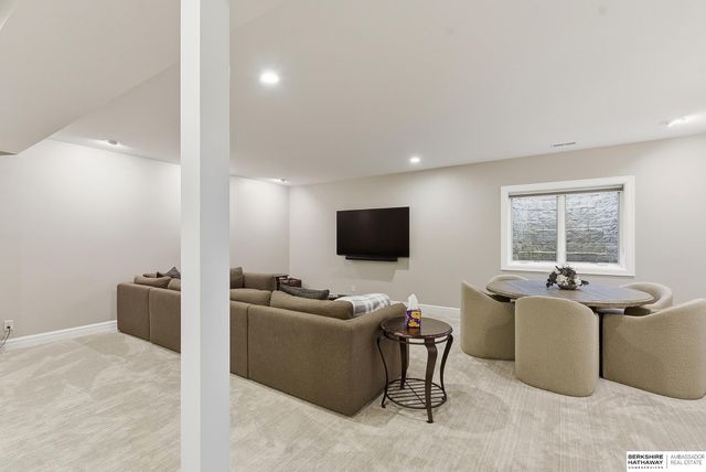 844 N 143rd Plaza, Omaha, NE 68154