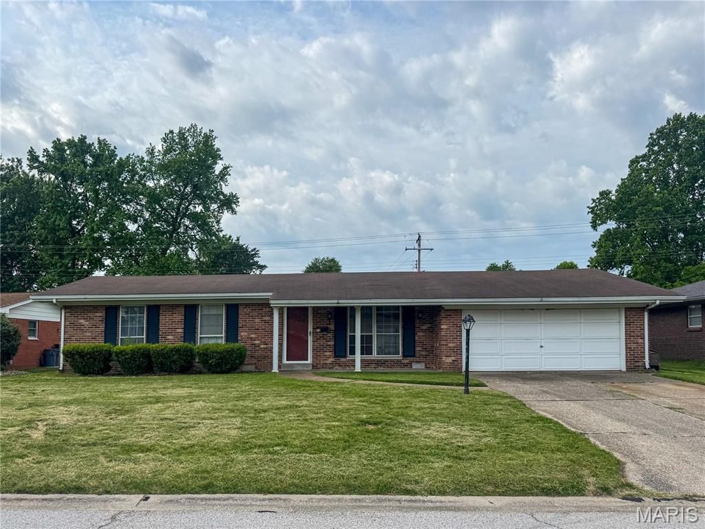 73 Bedford Drive, Belleville, IL 62226