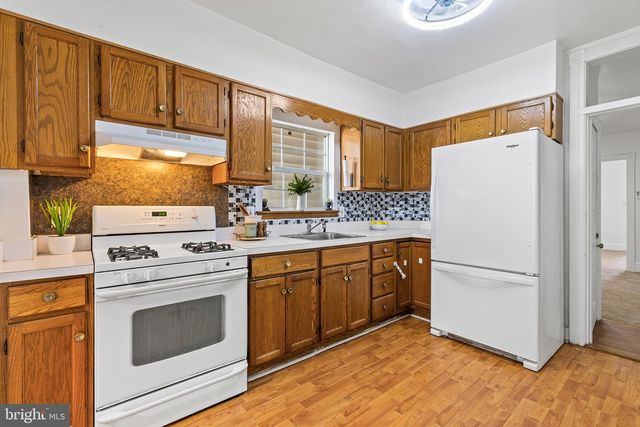 1046 YATES, Marcus Hook, PA 19061