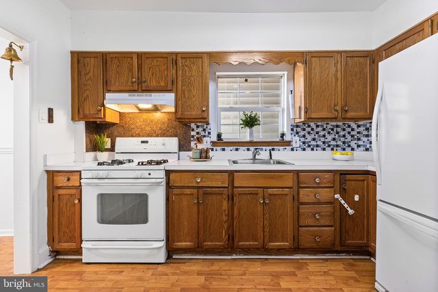 1046 YATES, Marcus Hook, PA 19061