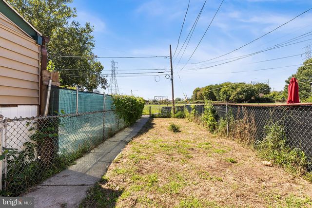 1046 YATES, Marcus Hook, PA 19061