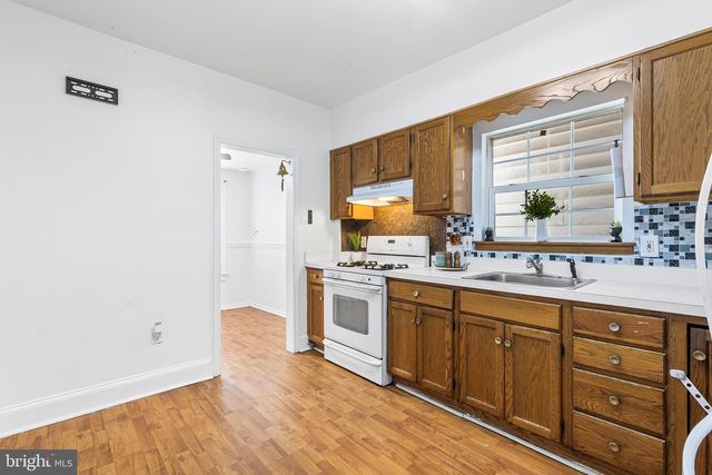 1046 YATES, Marcus Hook, PA 19061