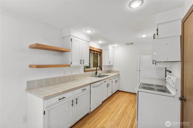 7511 Kittiwake Drive SE, Olympia, WA 98513