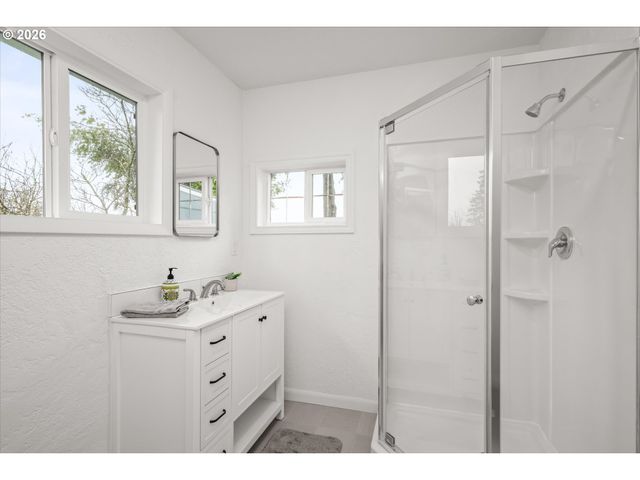 40064 MCKENZIE Hwy, Springfield, OR 97478