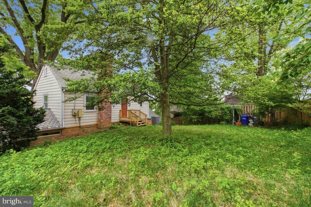 Image 11 of property listing at 1613 N SPRINGWOOD DR N, Silver Spring, MD 20910