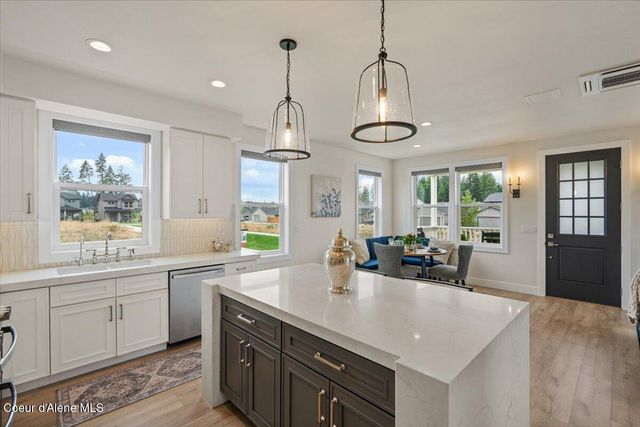 300 E Grosbeak, Hayden, ID 83835