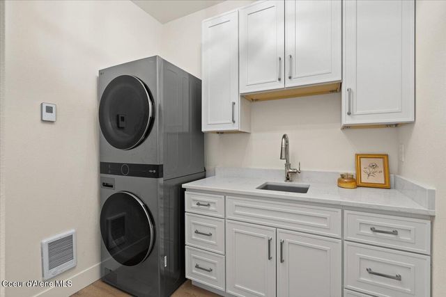 300 E Grosbeak, Hayden, ID 83835