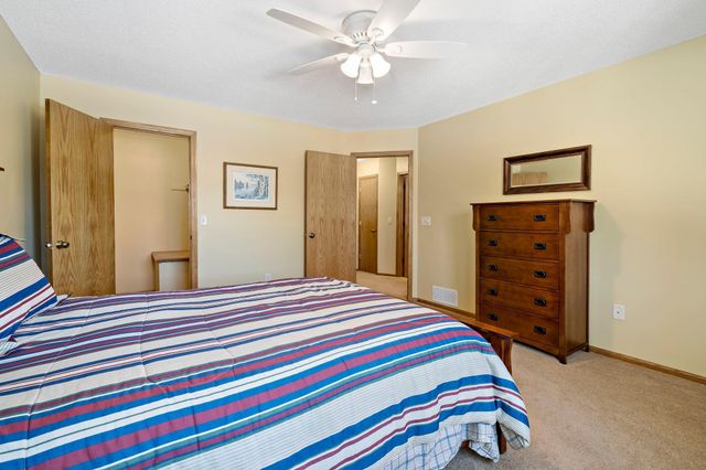 7570 15th Street Lane N, Oakdale, MN 55128