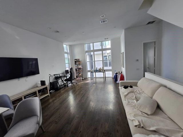 5866 E Post Oak Lane, Houston, TX 77055