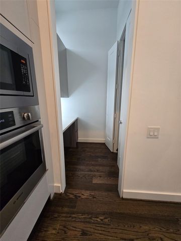 5866 E Post Oak Lane, Houston, TX 77055