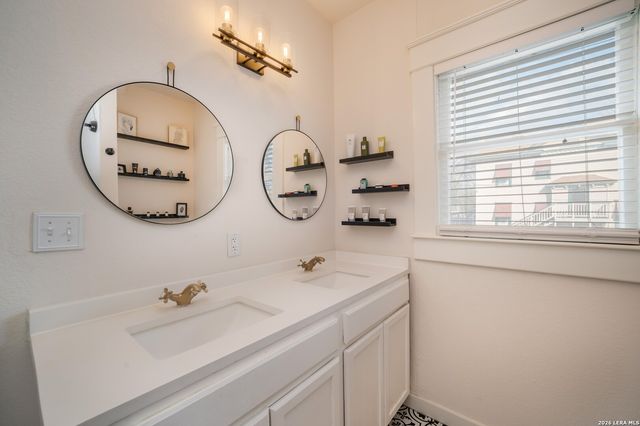 901 W Woodlawn, San Antonio, TX 78201