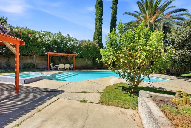 9169 Falcon Creek Cir, Elk Grove, CA 95624