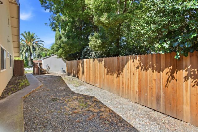 9169 Falcon Creek Cir, Elk Grove, CA 95624