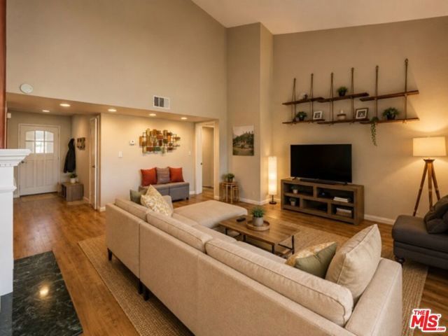 7625 Reseda Boulevard 305, Los Angeles, CA 91335