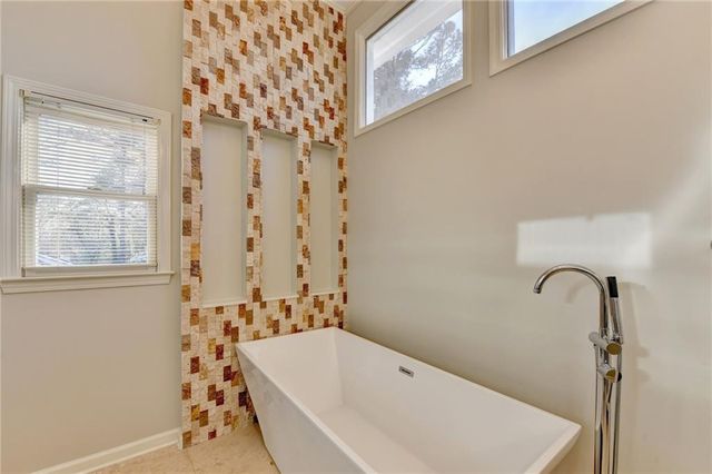 2550 Lockemeade Way, Lawrenceville, GA 30043