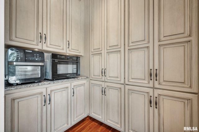 800 BAYSIDE Drive, Germantown Hills, IL 61548