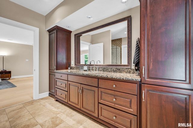 800 BAYSIDE Drive, Germantown Hills, IL 61548